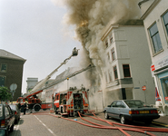 103386 Afbeelding van het blussen van de brand bij Ubica / Muskens Slaapcentrum (Ganzenmarkt 24) te Utrecht.